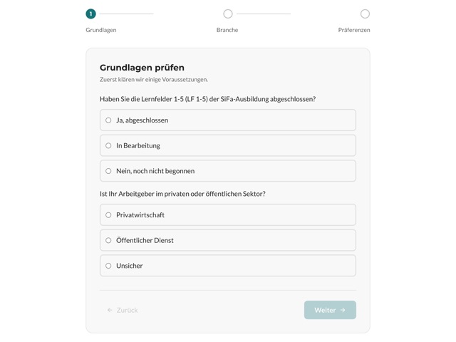 Ein Fragebogen in drei Schritten – Grundlagen, Branche, Präferenzen. Im ersten Schritt stehen zwei Fragen zu den Lernfeldern 1 bis 5 und zum Sektor.