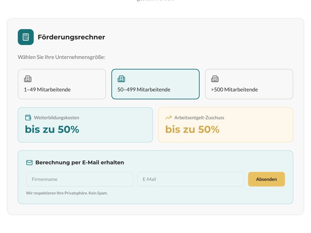 Der Förderungsrechner mit drei Unternehmensgrößen. 50 bis 499 Mitarbeitende ist gewählt und ergibt bis zu 50 Prozent für Weiterbildung und Arbeitsentgelt.