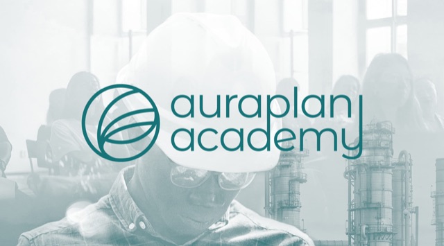auraplan-academy-Logo über einem grün getönten Foto einer Person mit Schutzhelm im Seminar