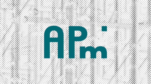 Petrolfarbenes APm-Logo auf einem schraffierten Schwarzweiß-Muster