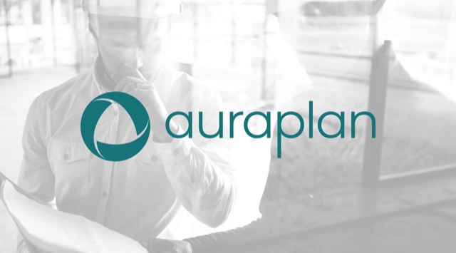 Petrolfarbenes auraplan-Logo über einem Schwarzweiß-Foto eines Ingenieurs mit Plänen