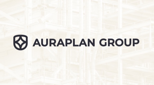 Schild-Logo und Wortmarke der Auraplan Group über einer hellen Industrieanlagen-Grafik