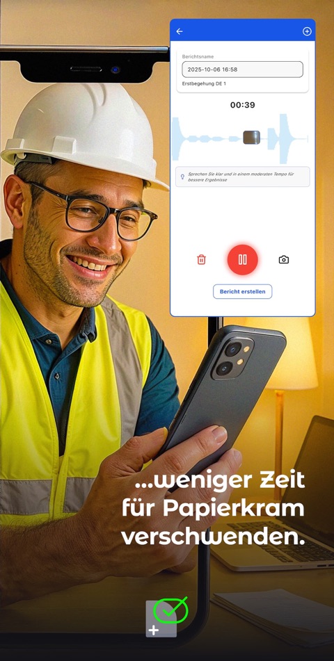 Bauarbeiter lächelt auf sein Smartphone, die App nimmt Sprache auf: „Weniger Zeit für Papierkram“